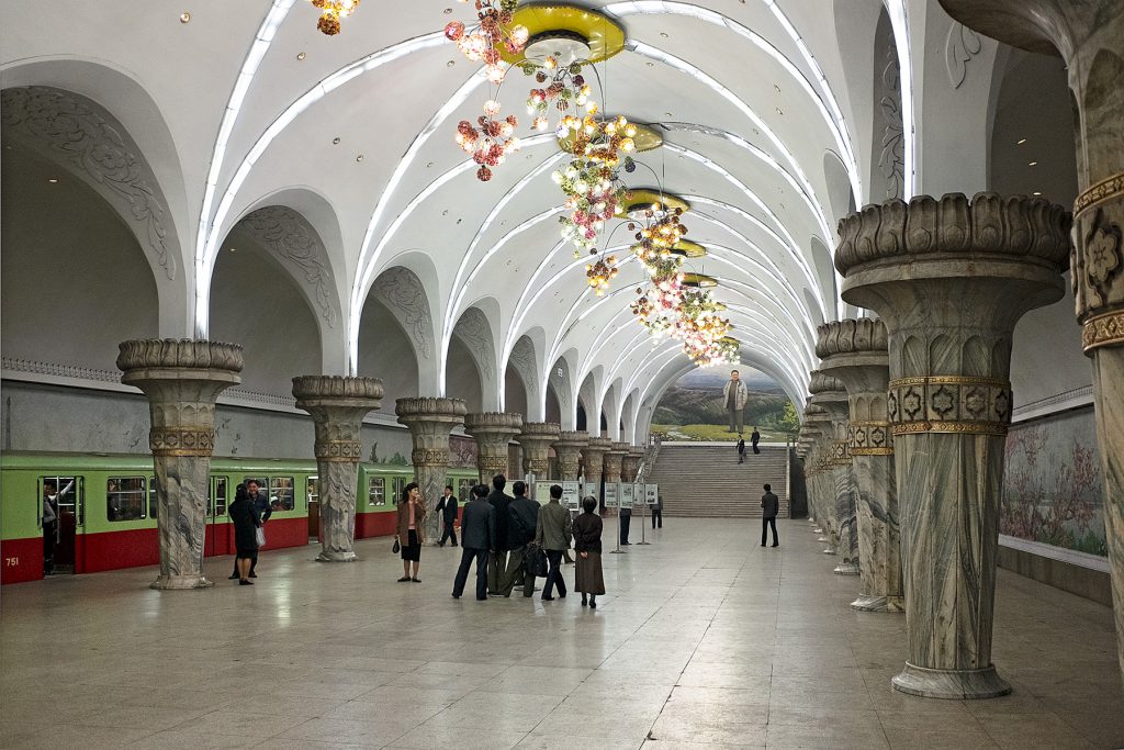 Eine große Halle der Metrostation mit Pfeilern und Ständern mit Zeitungen.