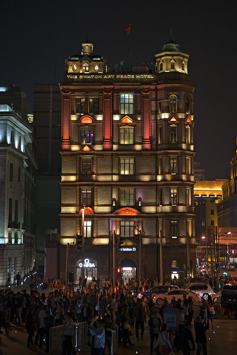 Klassizistisches Gebäude am Abend
