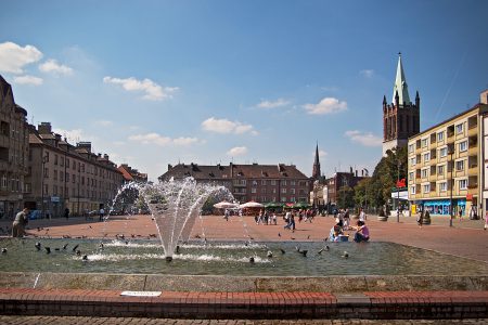 Marktplatz mit Springbrunnen und Kirchen