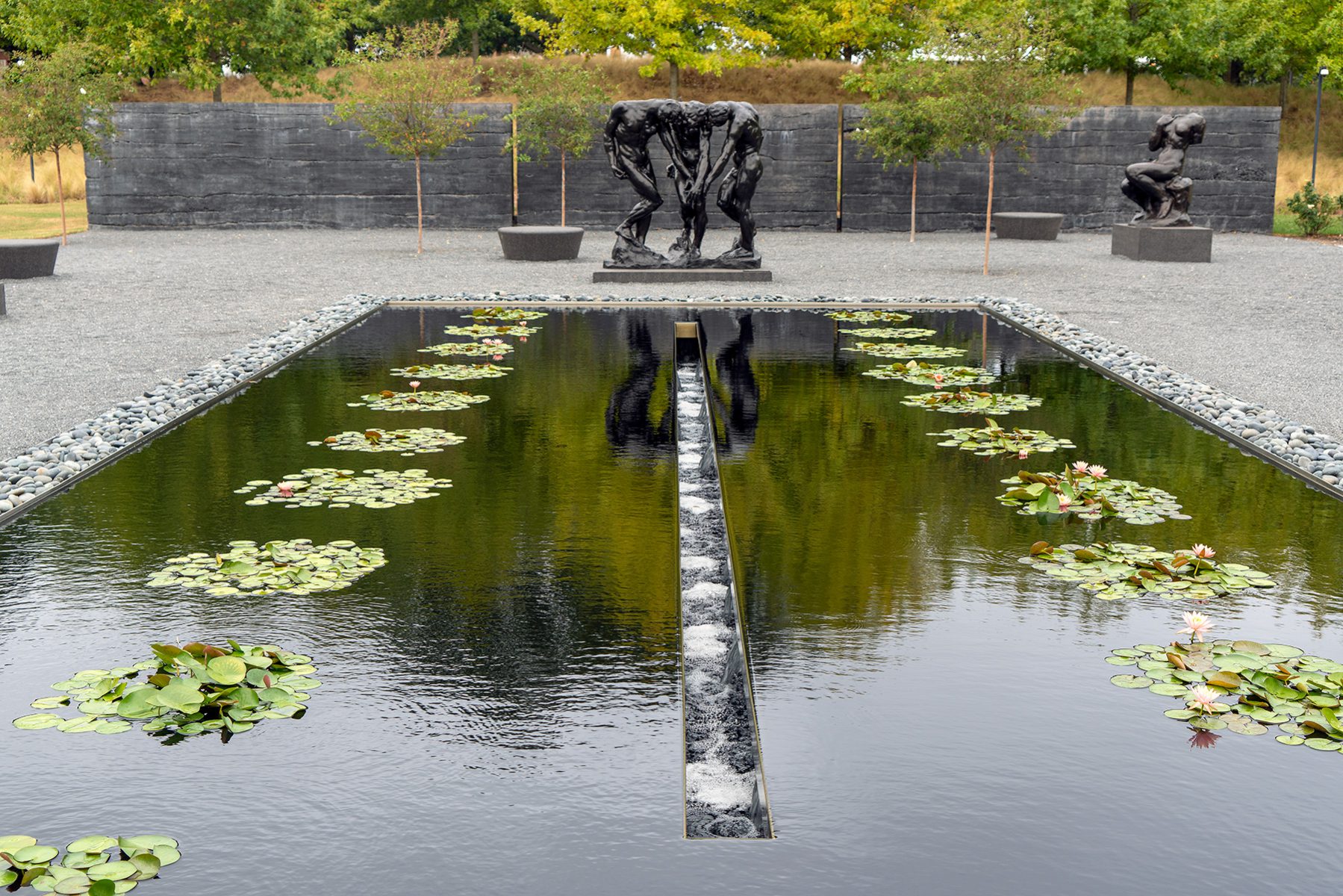 Museumsgarten mit Wasserbassin und Skulpturen vor Raleigh Art Museum