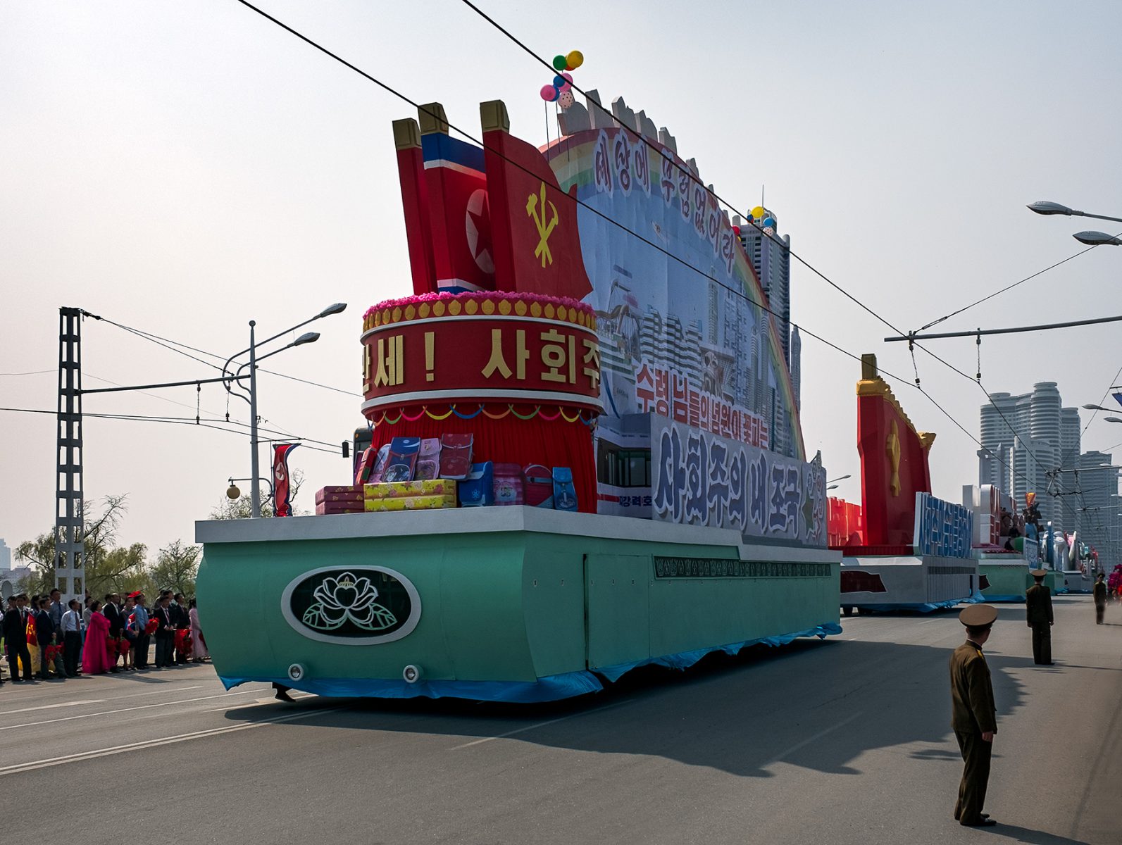 Paradewagen mit Aufbauten in Pjöngjang, Nordkorea