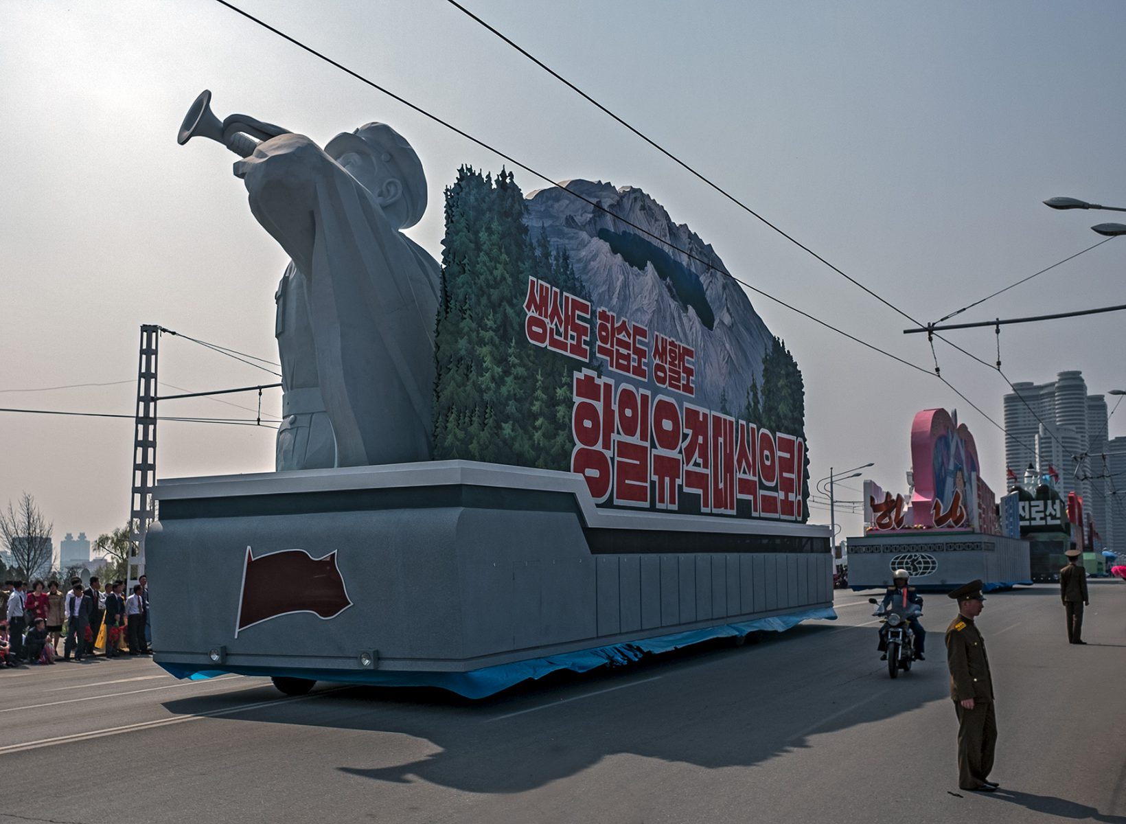 Paradewagen mit Aufbauten in Pjöngjang, Nordkorea