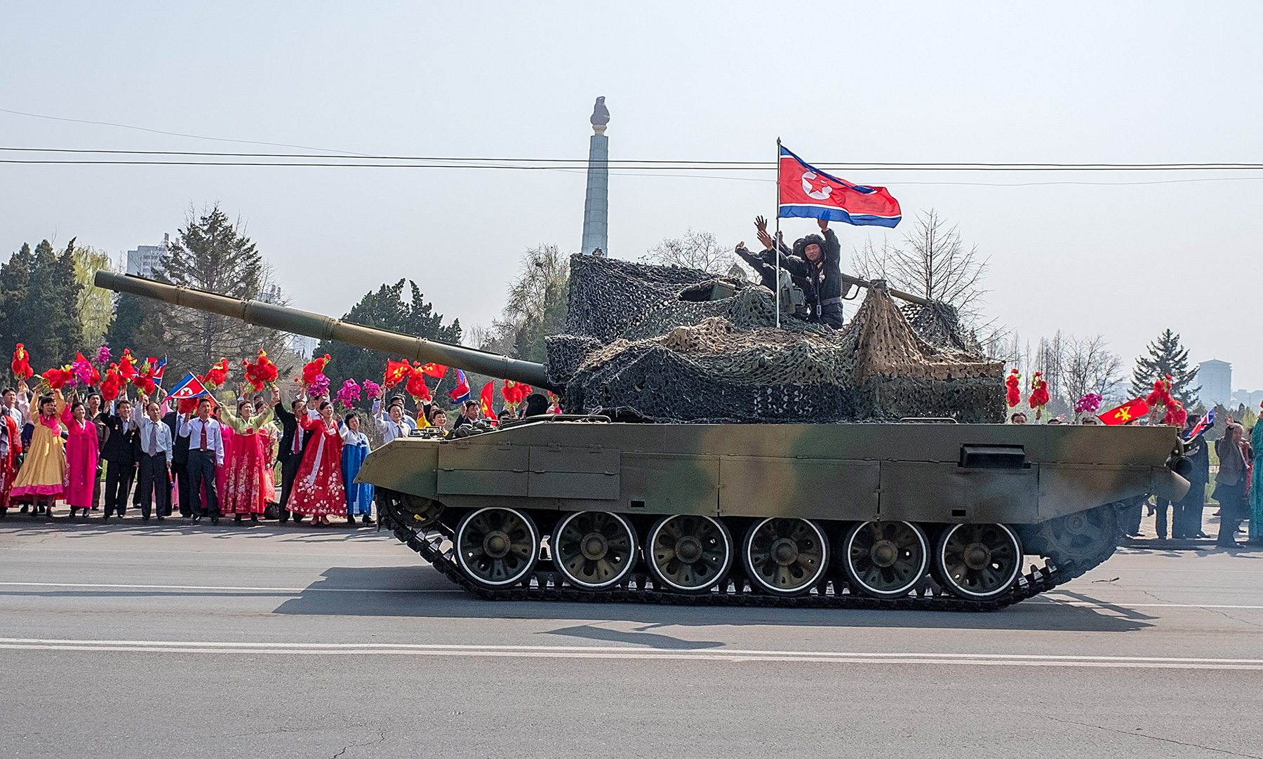 Vorbeifahrender Panzer mit winkenden Soldaten in Pjöngjang, Nordkorea