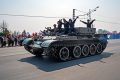 Vorbeifahrender Panzer mit winkenden Soldaten in Pjöngjang, Nordkorea