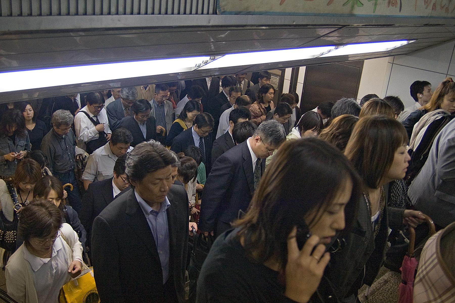 Menschen in U-Bahn Unterführung in Tokio