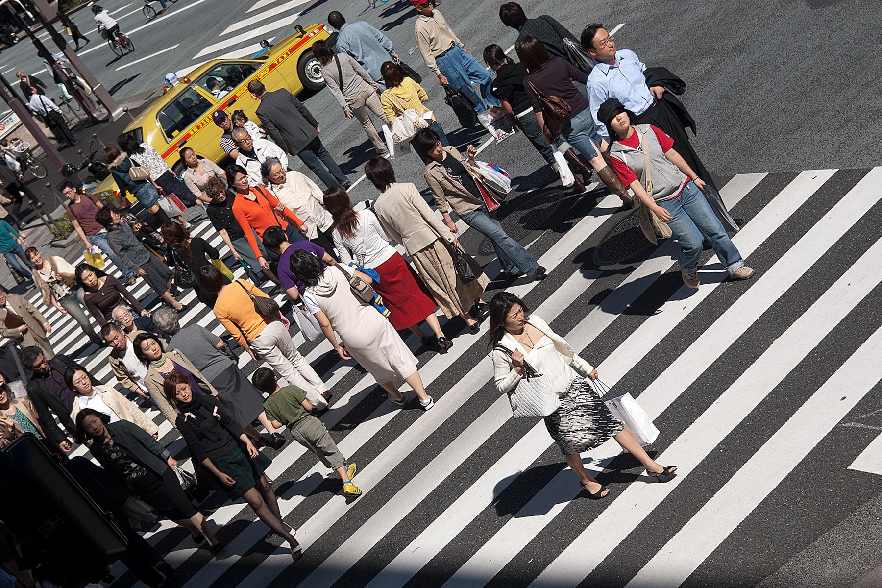 Menschen auf Zebrastreifen in Tokyo