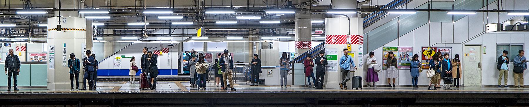 Menschen warten an der U-Bahn Station in Tokyo