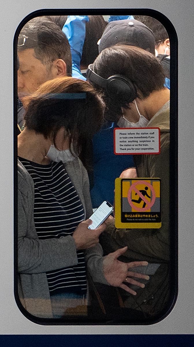 Menschen gedrängt in der U-Bahn in Tokyo
