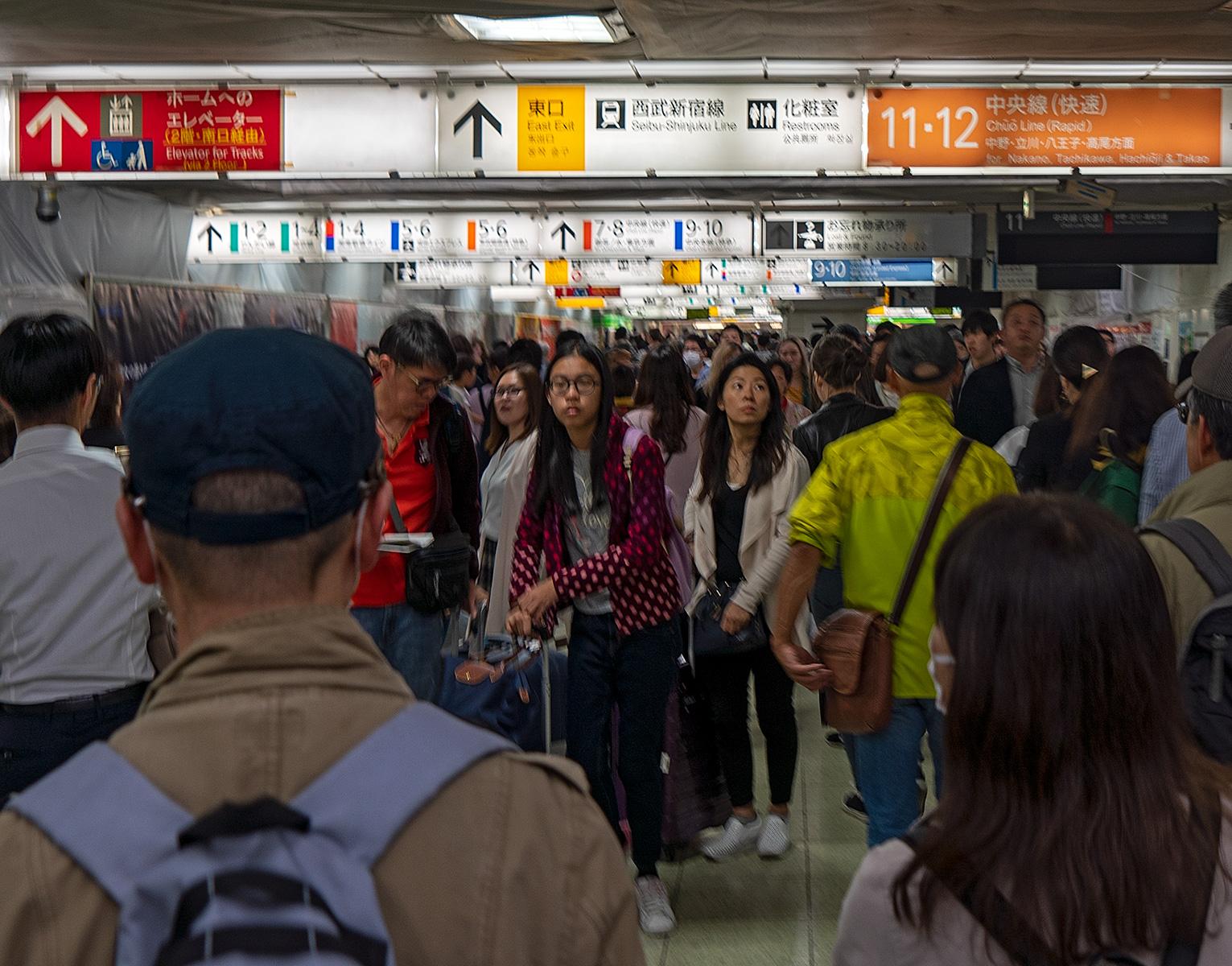 Menschen in der Unterführung der U-Bahn in Tokyo