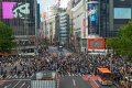 Sehr viele Fußgänger auf Zebrastreifen in Tokyo