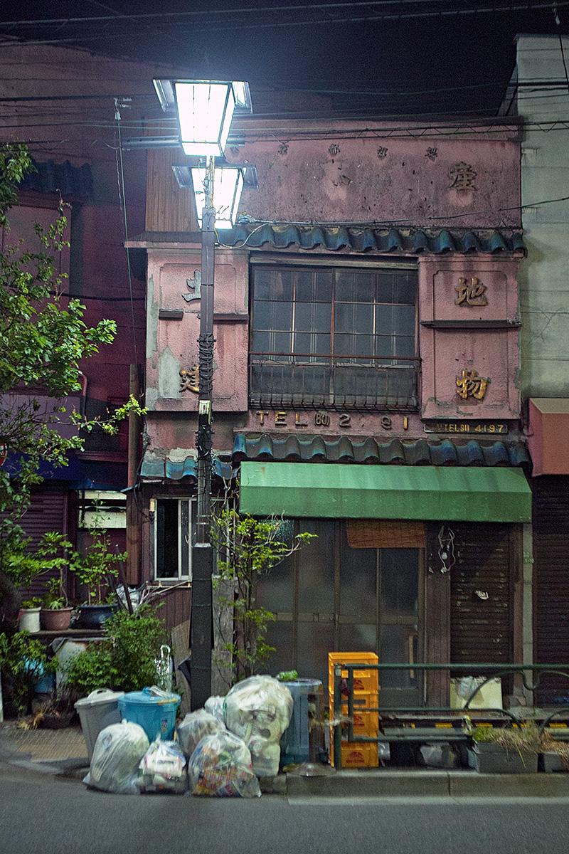 Altes Haus mit Straßenbeleuchtung im Beitrag Tokio: Urbanes Kleinod auf der Seite Stadterkundung.com