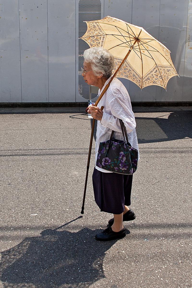 Alte Frau mit Sonnenschirm im Beitrag Tokio: Urbanes Kleinod auf der Seite Stadterkundung.com