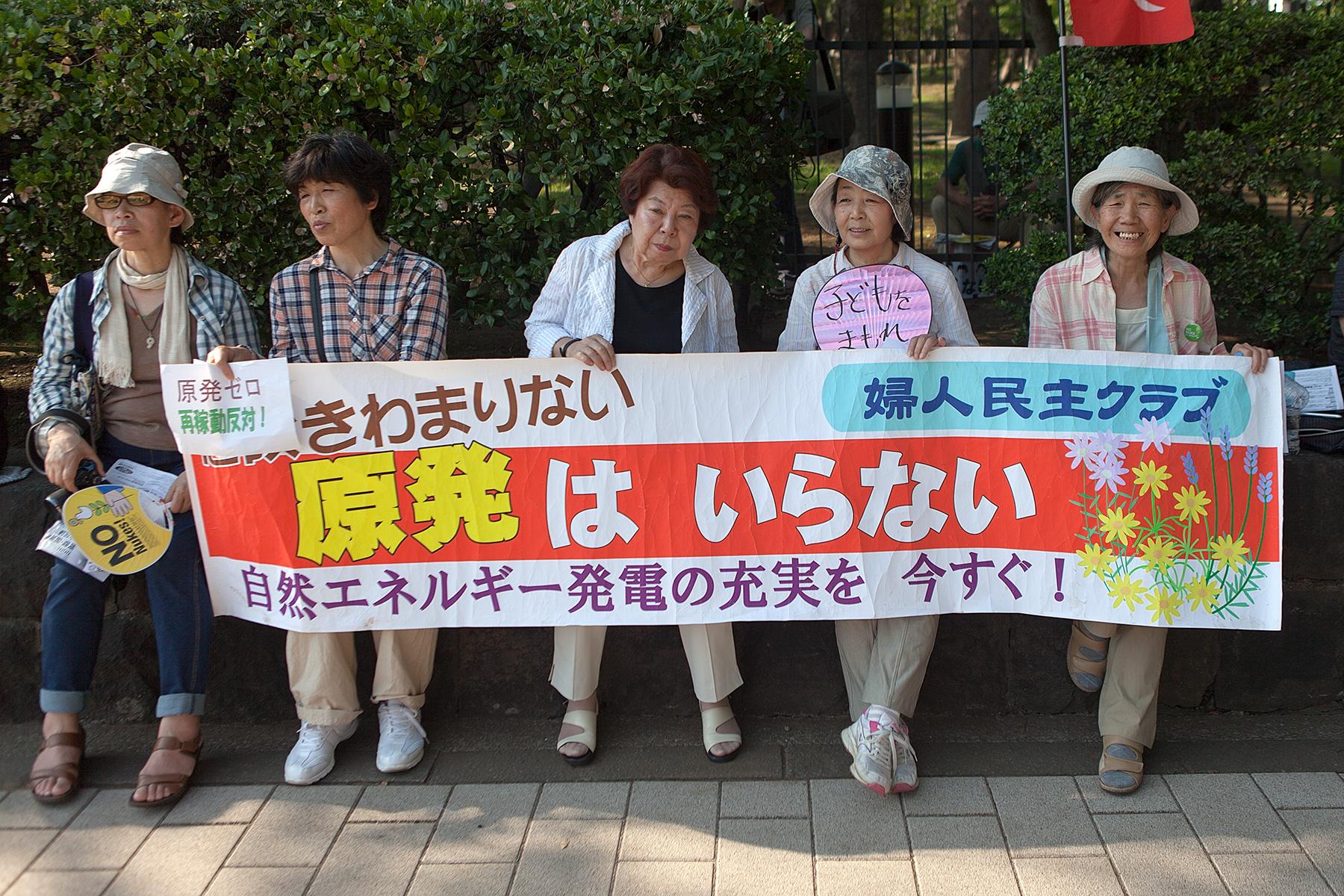 Ältere Frauen halten ein Transparent im Beitrag Tokio Against Nukes auf der Seite Stadterkundung.com