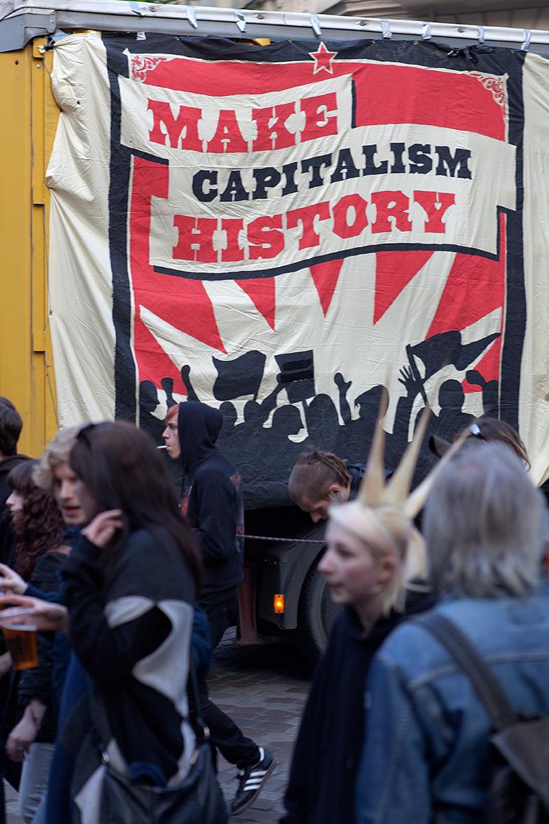 Wagen mit der Aufschrift "Make Capitalism History" im Beitrag Berlin, 1. Mai