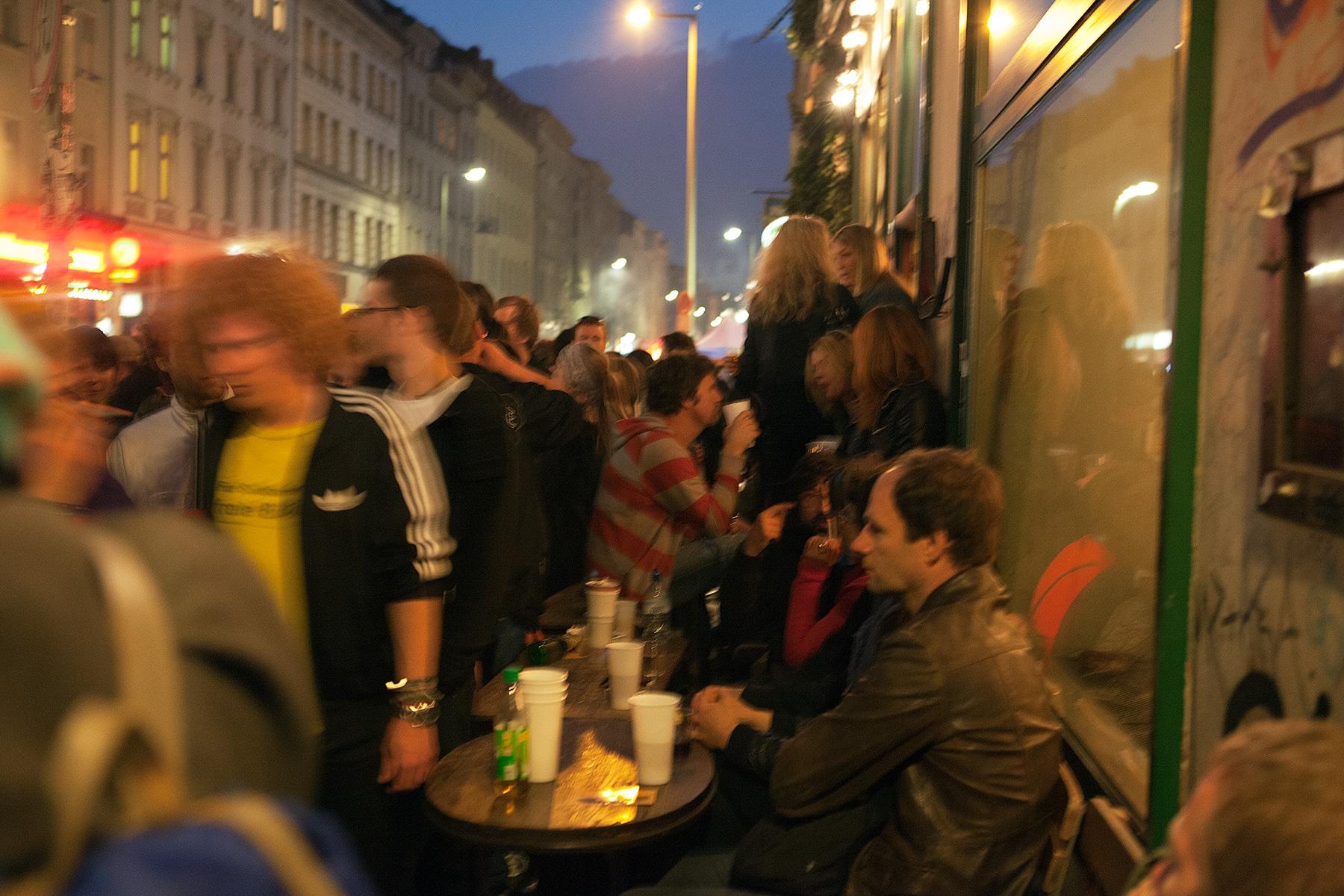 Leute am Abend auf dem MyFest im Beitrag Berlin, 1. Mai
