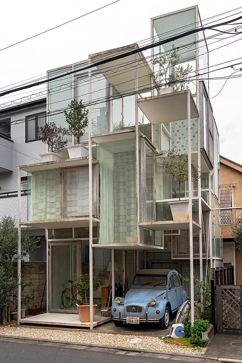 Blick auf das "House NA" von Sou Fujimoto im Beitrag Tokio: Gebauter Zeitgeist auf Stadterkundung.com