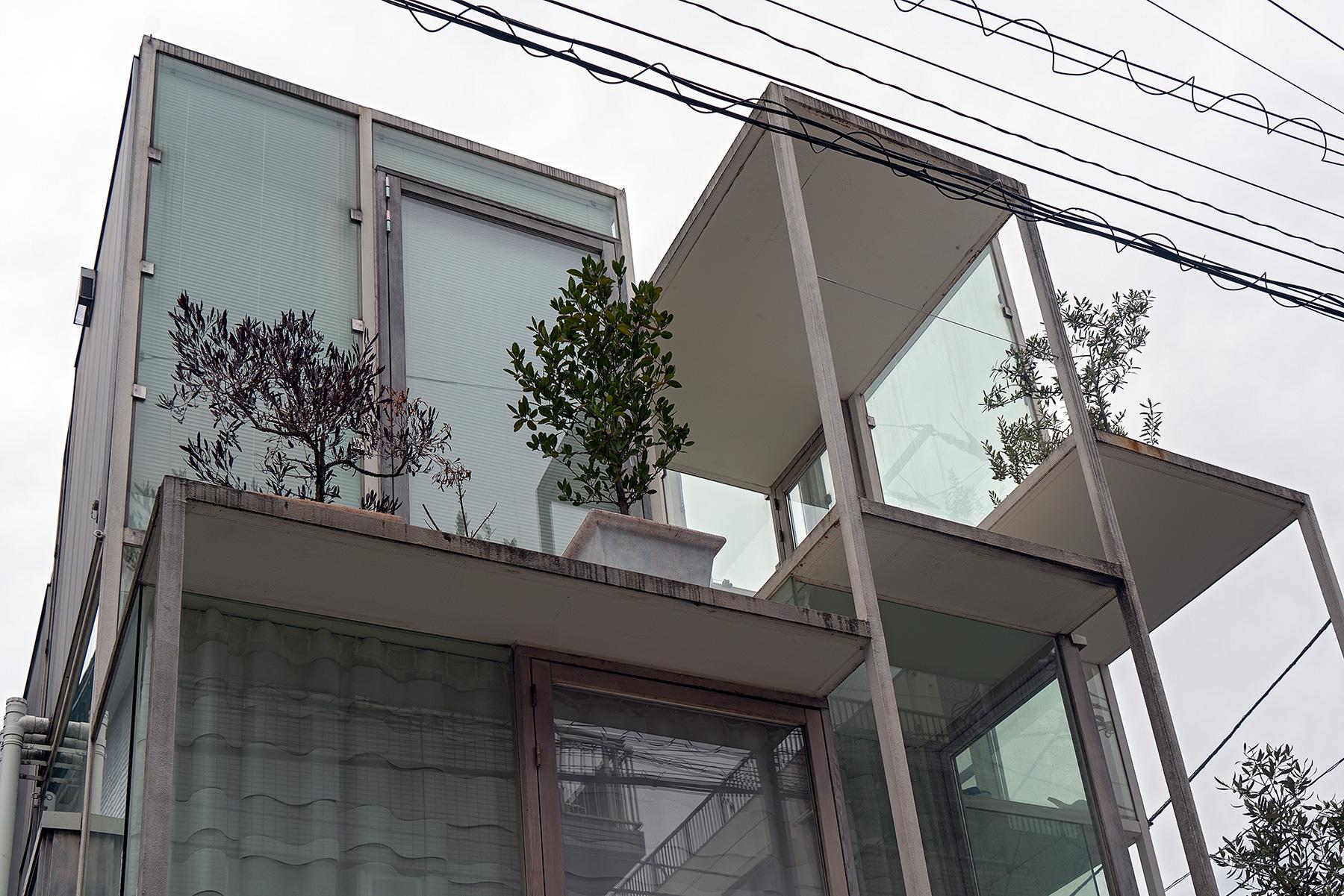 Blick auf das "House NA" von Sou Fujimoto im Beitrag Tokio: Gebauter Zeitgeist auf Stadterkundung.com
