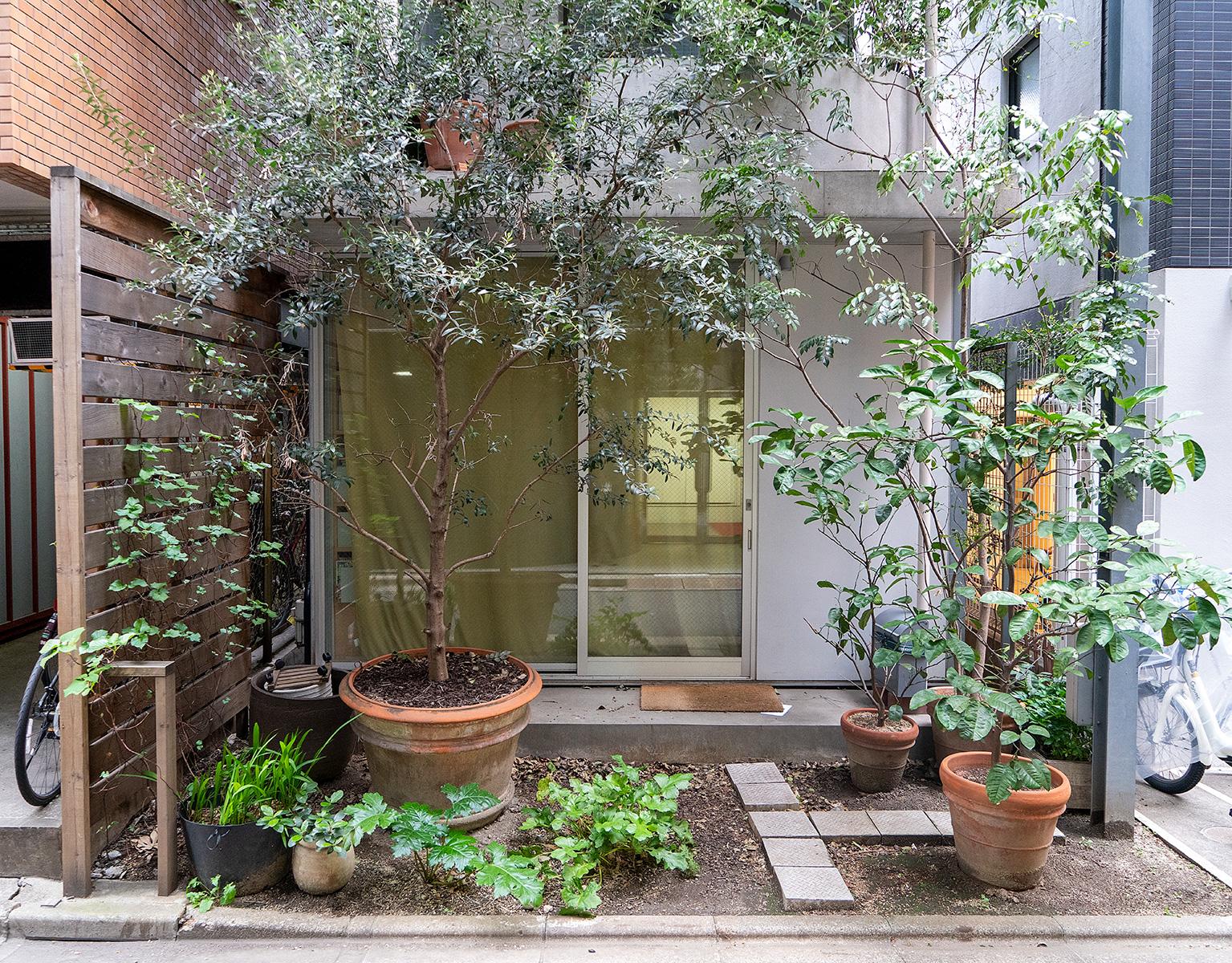 Blick auf das "Garden & House" von Ryue Nishizawa im Beitrag Tokio: Gebauter Zeitgeist auf Stadterkundung.com