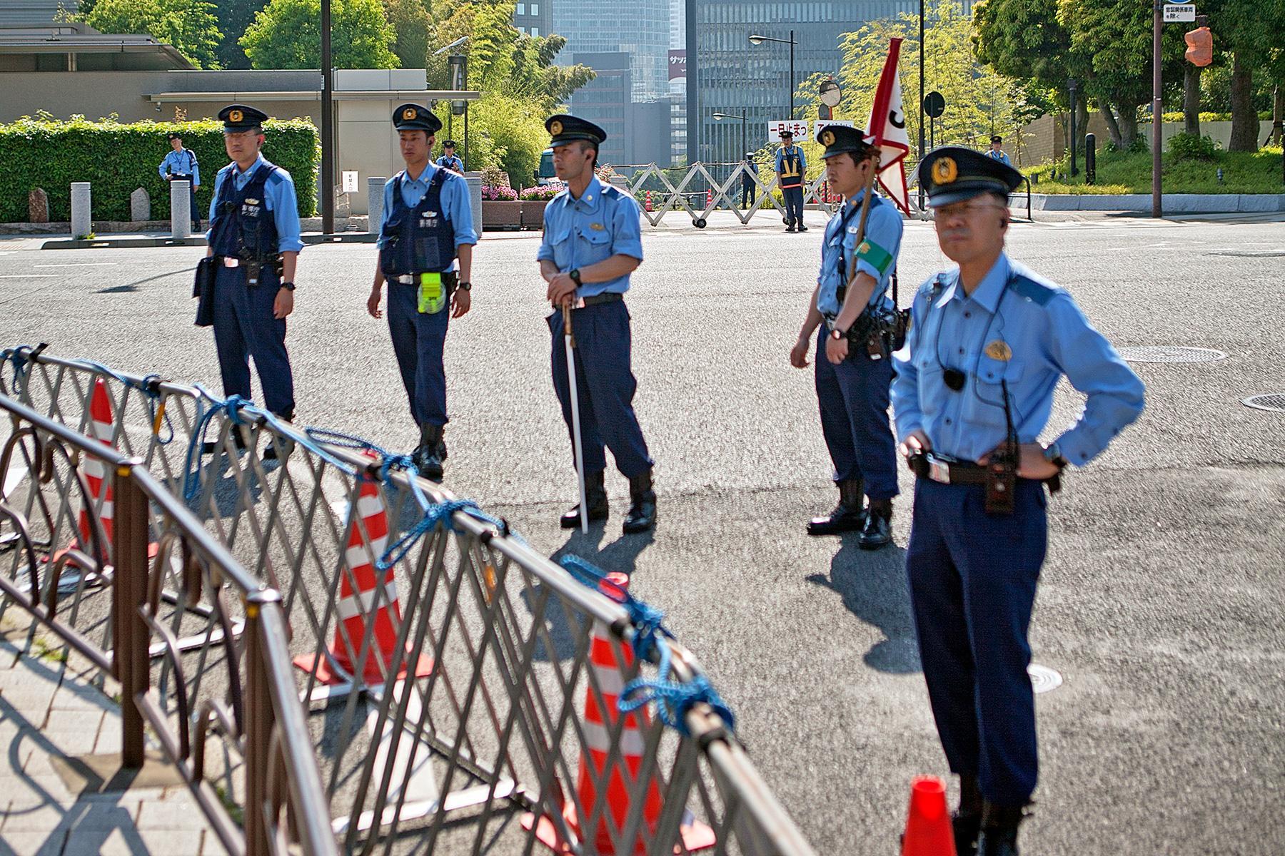 Polizisten sperren die Straße ab im Beitrag Tokio Against Nukes