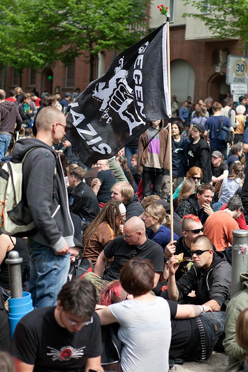 Blockierer mit Flagge "Gegen Nazis" auf der Seite Stadterkundung.com