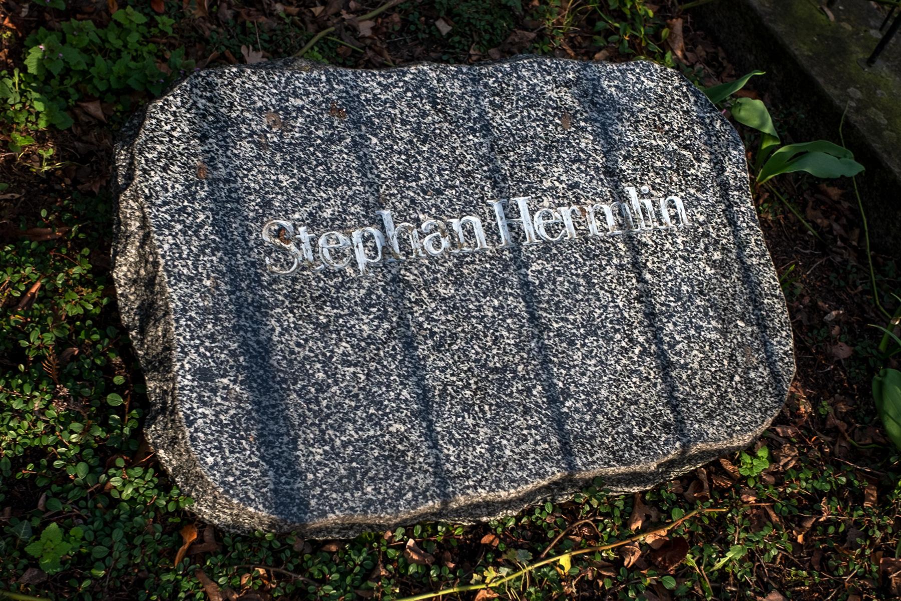 Das Grab von Stephan Hermlin im Beitrag Berlin: Gestorbene DDR