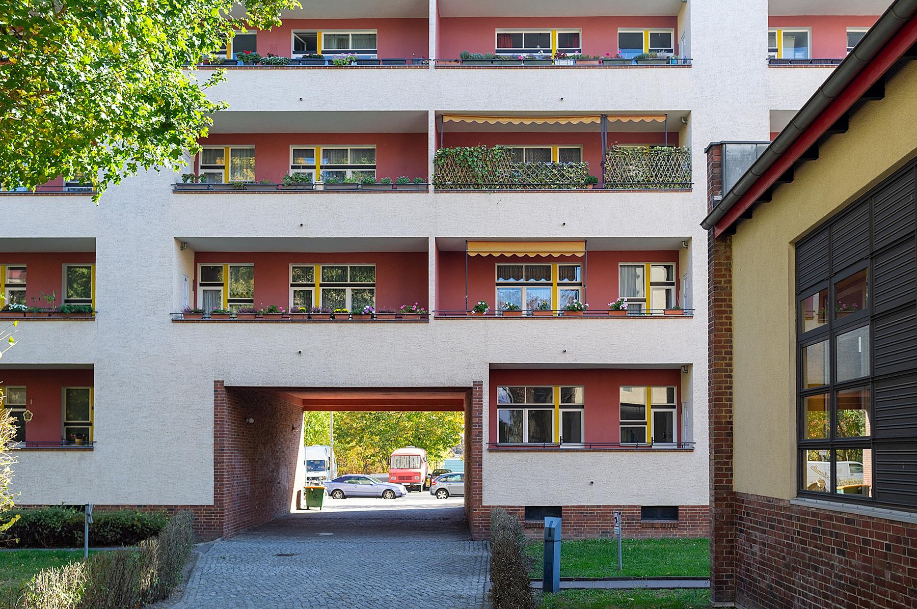 Balkone und ein Durchgang unter einem Haus im Beitrag Berlin: Wohnstadt Carl Legien