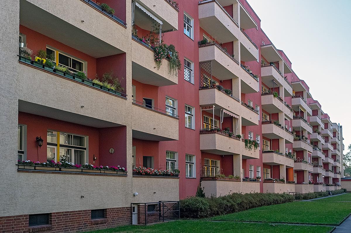 Eine Hauswand mit Balkonen im Beitrag Berlin: Wohnstadt Carl Legien