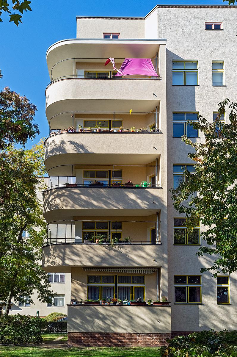 Eine Hauswand mit Balkonen im Beitrag Berlin: Wohnstadt Carl Legien