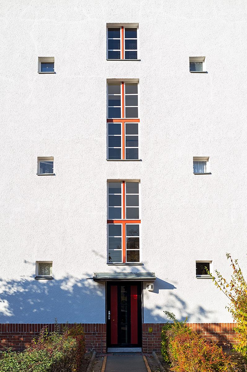 Eingangstür und Treppenhausfenster eines Hauses im Beitrag Berlin: Hufeisen Siedlung