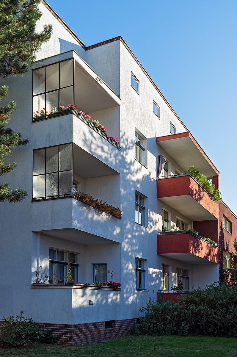 Haus mir Balkonen im Beitrag Berlin: Hufeisen Siedlung
