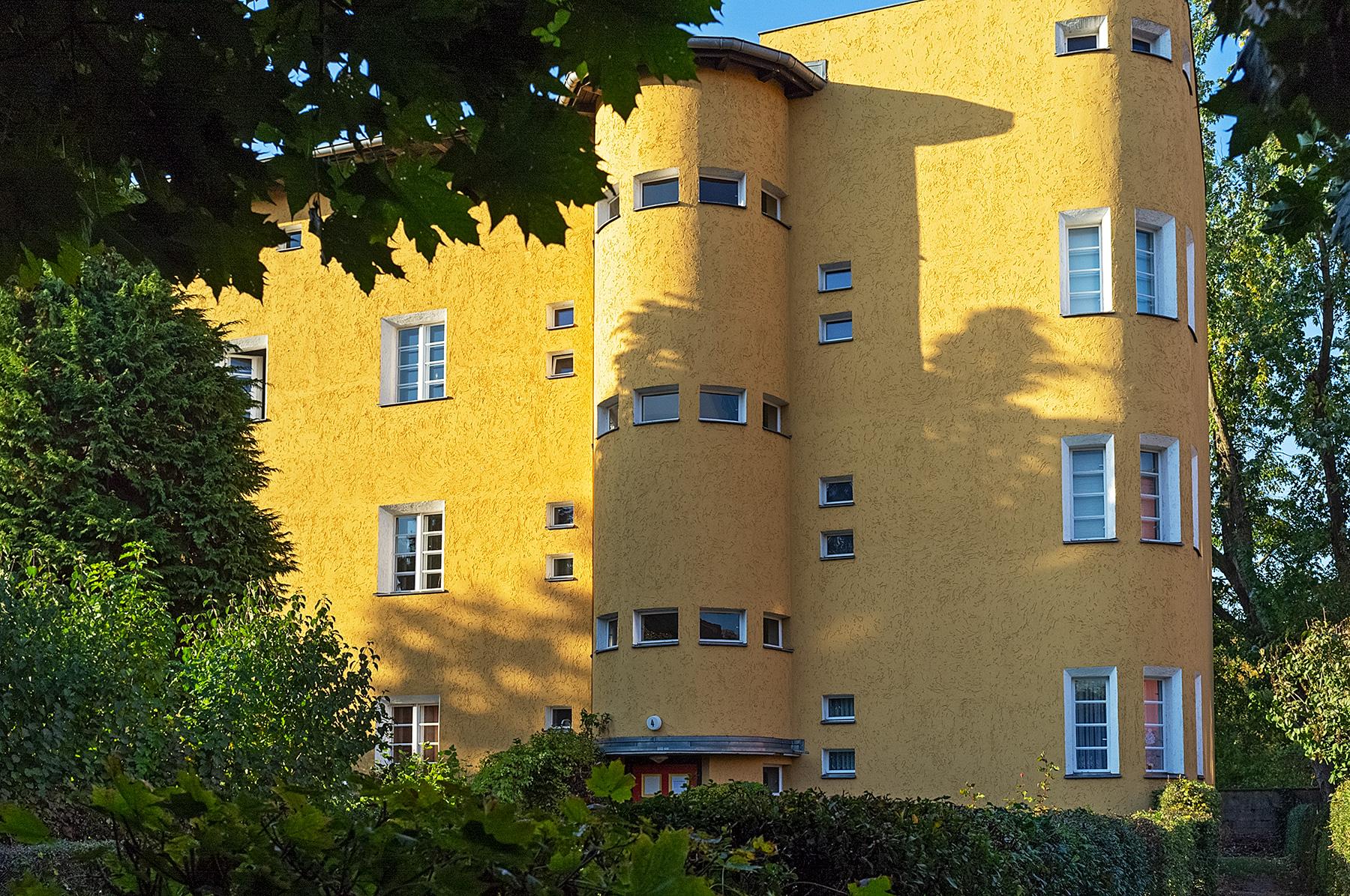 Gelbes Haus im Beitrag Berlin: Hufeisen Siedlung