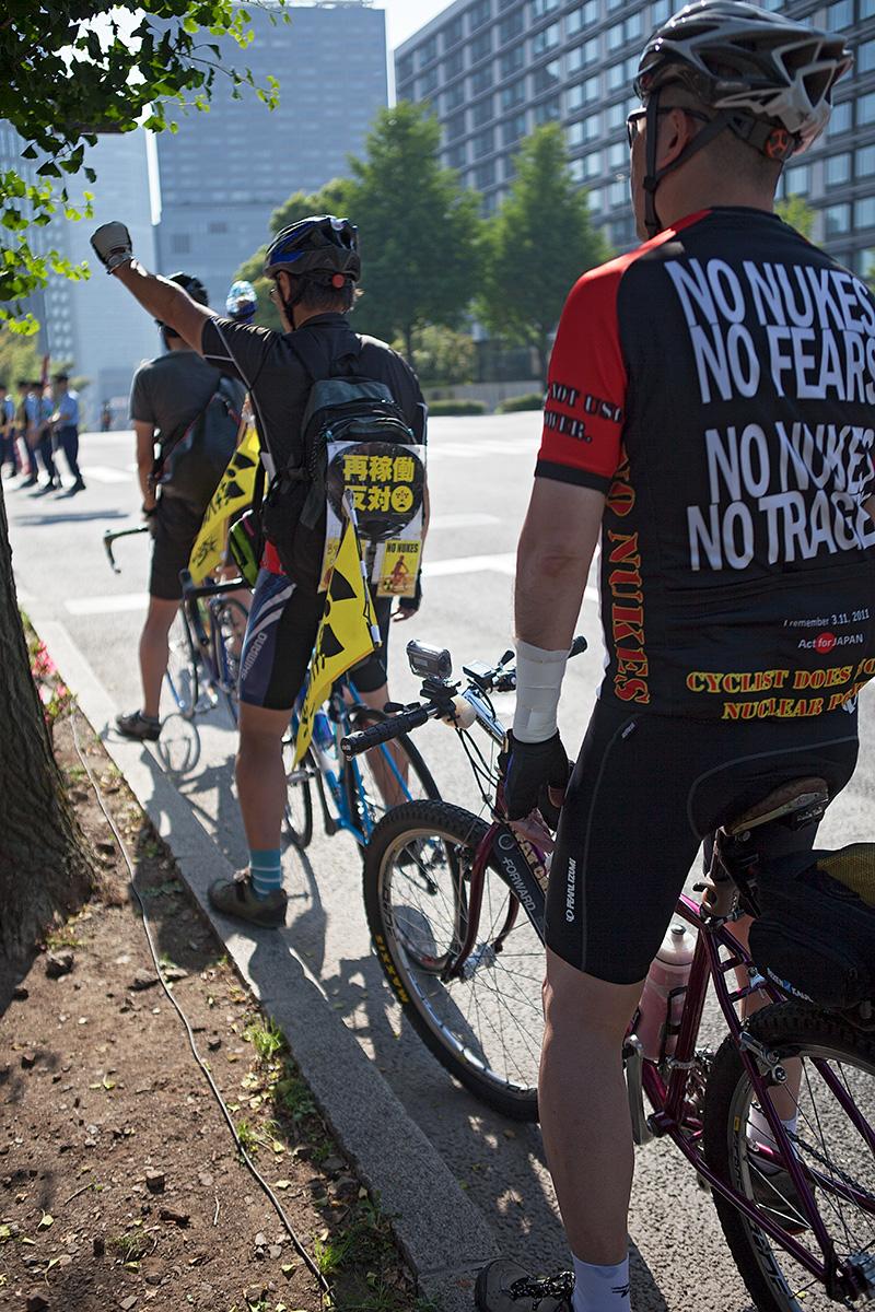 Fahrradfahrer im Beitrag Tokio Against Nukes