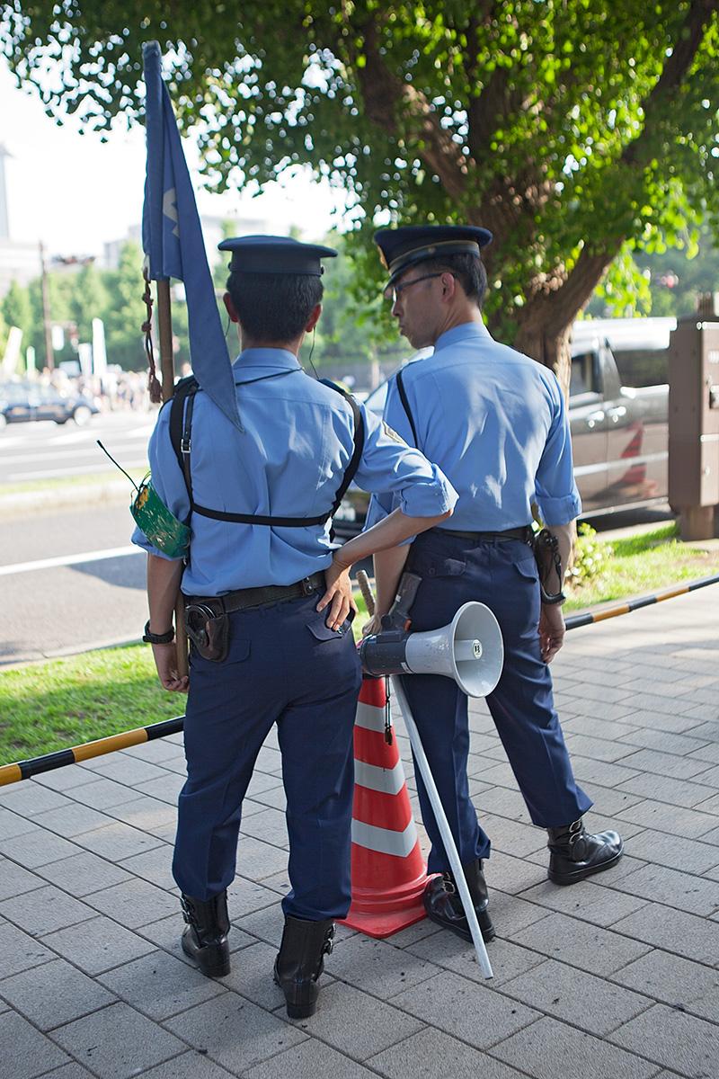 Zwei Polizisten im Beitrag Tokio Against Nukes auf der Seite Stadterkundung.com