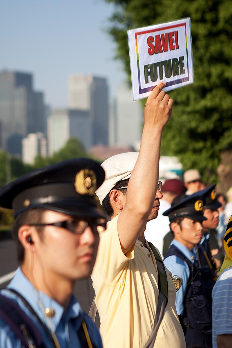 Ein Mann zeigt das Schild "Save Future" auf der Seite Stadterkundung.com