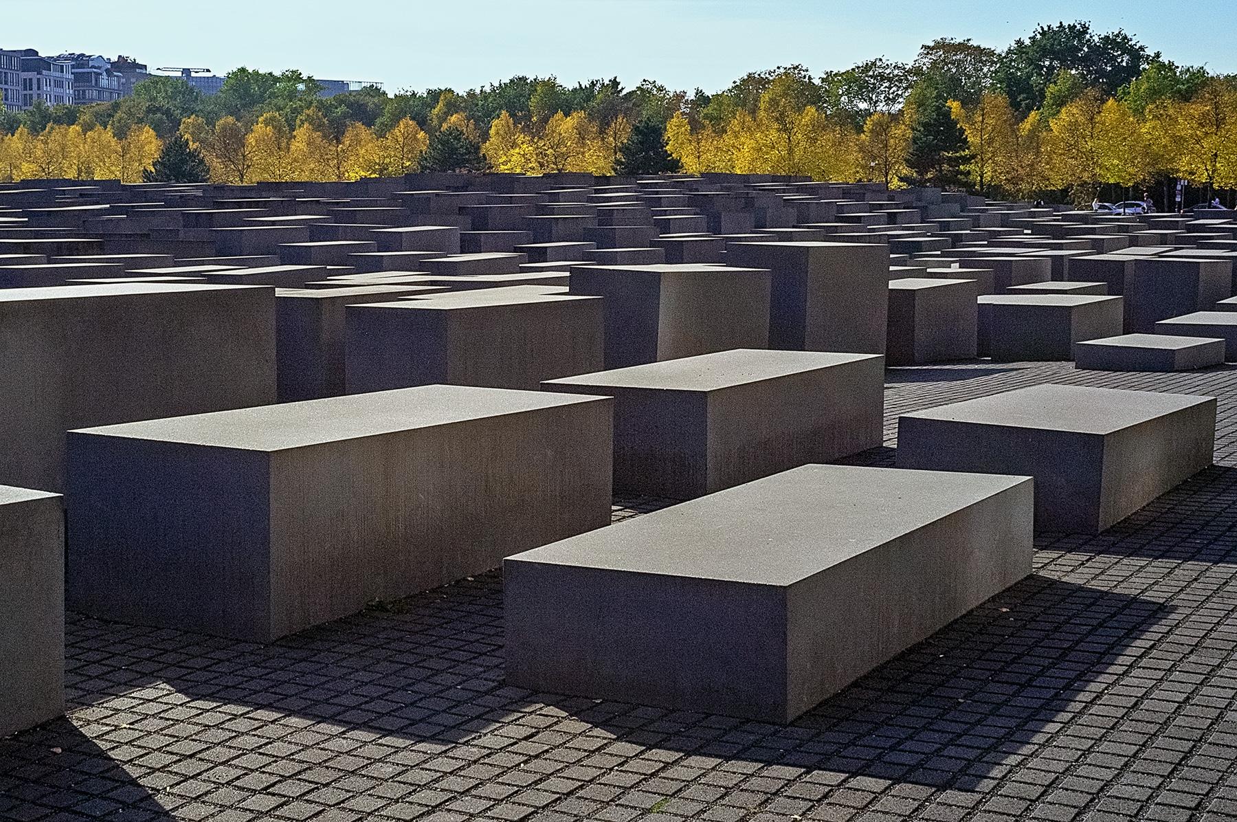 Bäume hinter den Steelen auf dem Holocaust Mahnmal in Berlin
