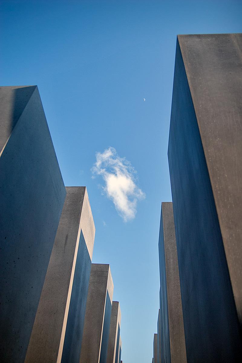 Steelen auf dem Holocaust Mahnmal in Berlin gegen den blauen Himmel