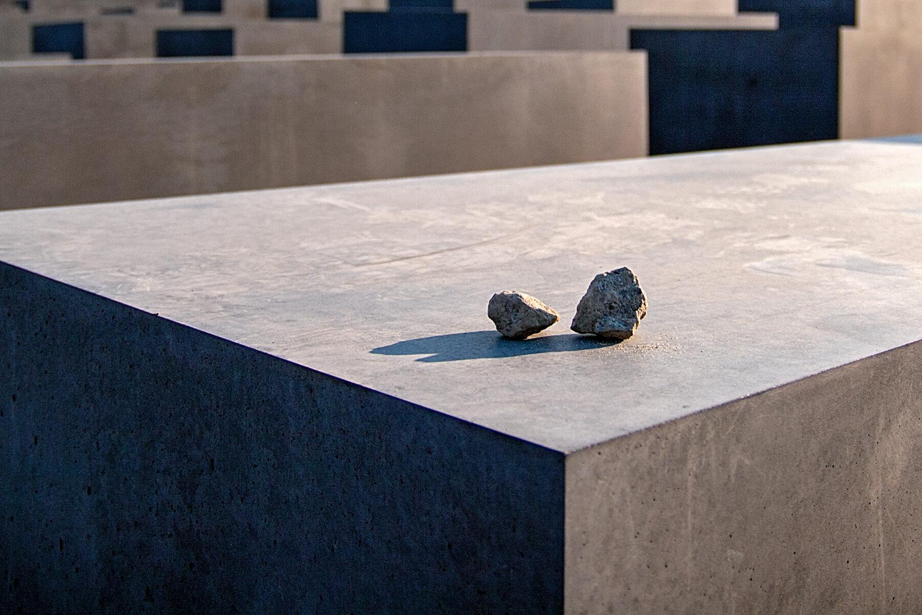 Gedenksteine auf den Steelen auf dem Holocaust Mahnmal in Berlin