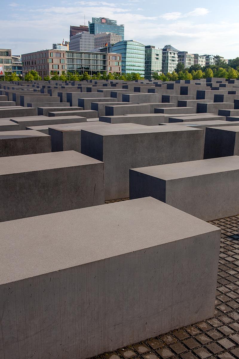 Häuser hinter Steelen auf dem Holocaust Mahnmal in Berlin