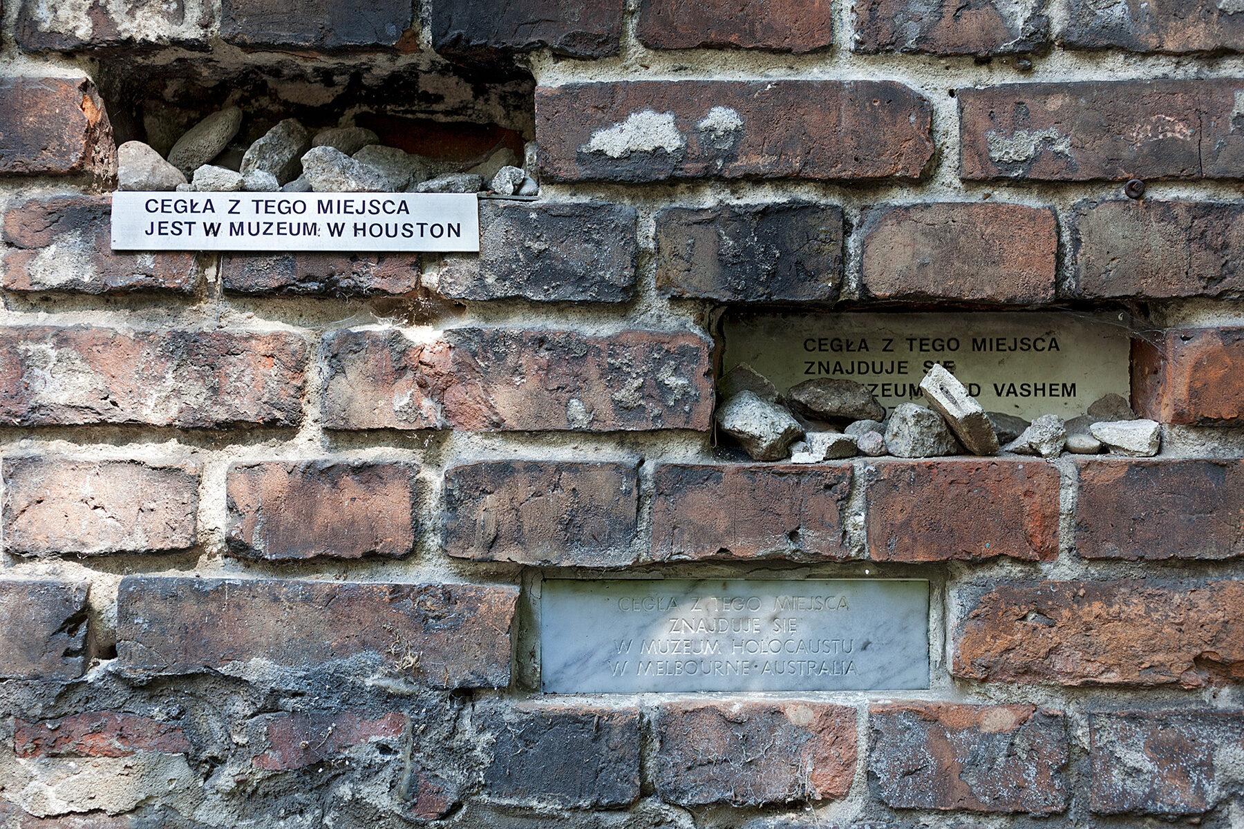 Gedenken in der Mauer des Warschauer Ghettos