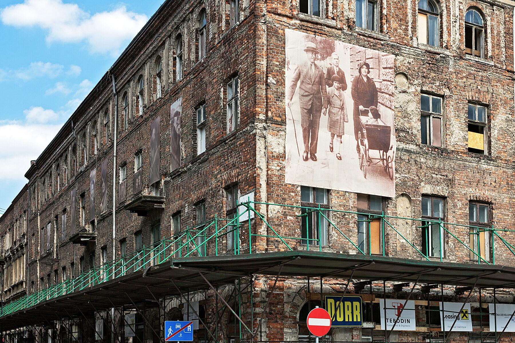 Portraits an einer Hauswand im Warschauer Ghetto