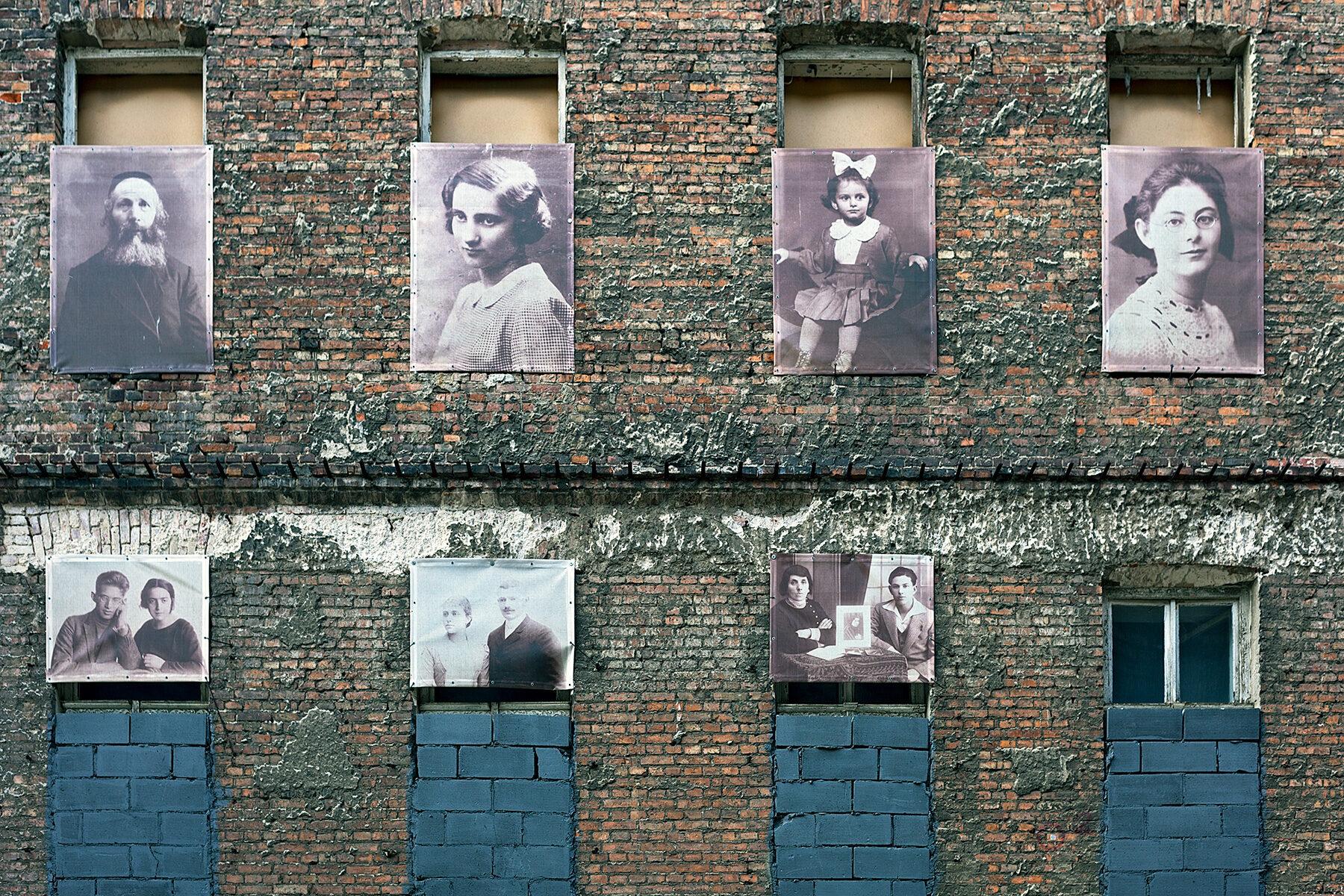 Portraits an einer Hauswand im Warschauer Ghetto