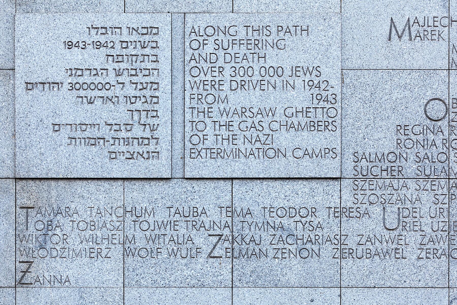 Texte in einer Gedenktafel zum Warschauer Ghetto