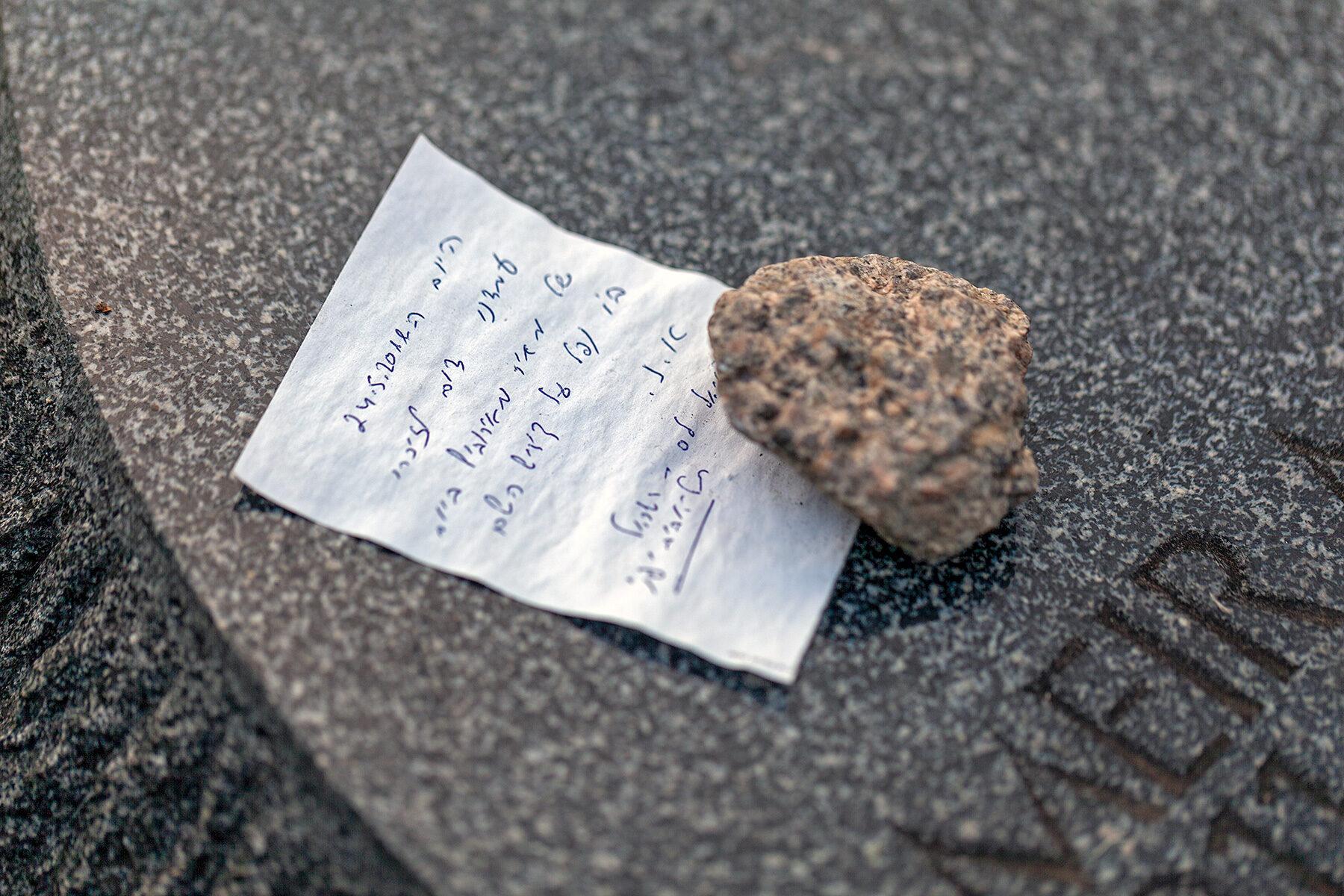 Ein Stein und ein beschrifteter Zettel auf der Seite Stadterkundung.com