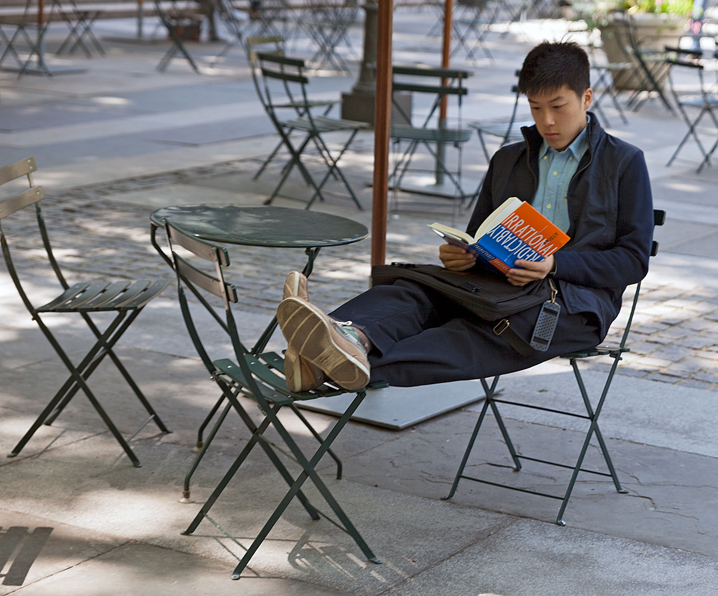 Ein lesender Student im Bryant Park, Manhattan auf der Seite Stadterkundung.com