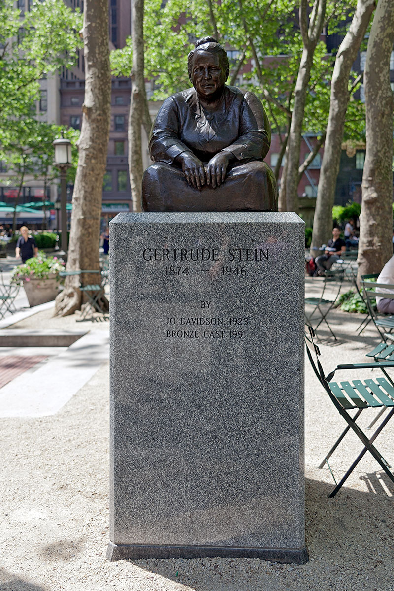 Skulptur von Gertrude Stein im Bryant Park, Manhattan auf der Seite Stadterkundung.com