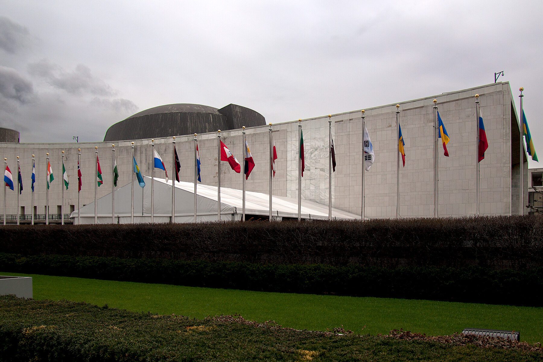 Flaggen vor dem UN-Gebäude