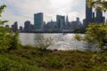 Blick auf das Gebäude der Vereinten Nationen über den East River