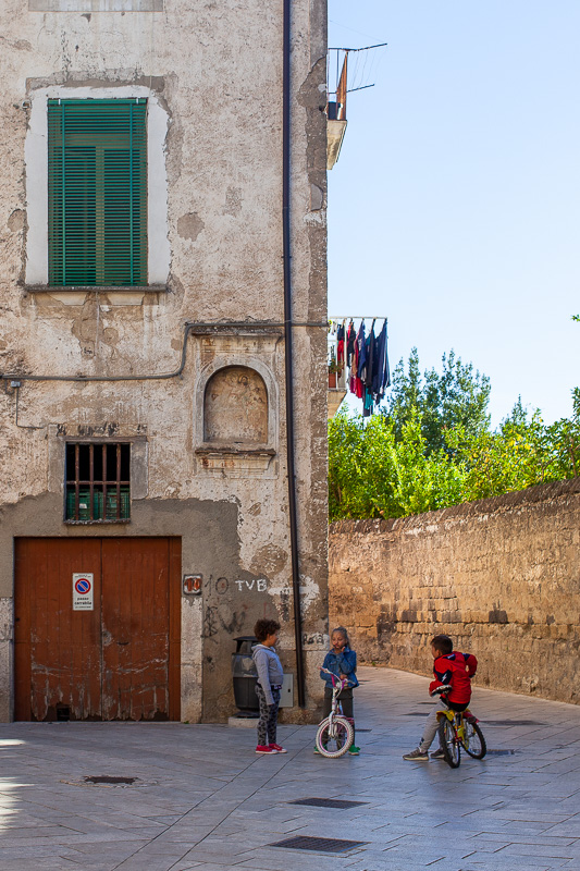 Kinder unterhalten sich auf einer Straße in Sant'Agata de' Goti