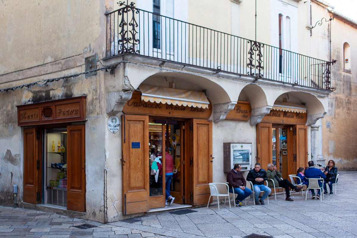 Menschen sitzen vor einer Bar von Sant'Agata de' Goti